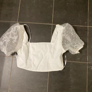 Fest topp - Säljer denna söta topp då den inte kommer till ansvändning, en perfekt topp till sommaren och våren. Den knytes i ryggen vilket ger en fin extra detalj. Den är knappt använd så den är i mycket bra skick💕