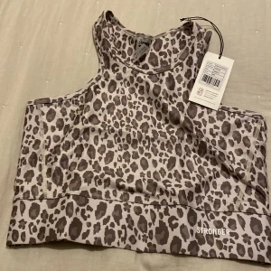 Crop-top Stronger  - Helt ny croppad top från Stronger. Strl L