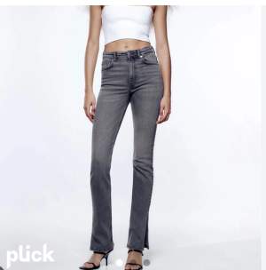 Säljer mina gråa jeans med slit ifrån zara! Väldigt bekväma och passar till allt! Mycket bra skick, skriv vid frågor och funderingar☺️