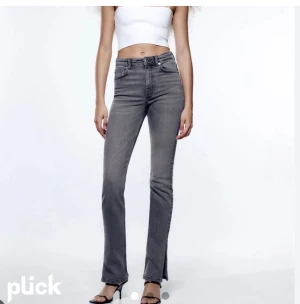Grå jeans med slit - Säljer mina gråa jeans med slit ifrån zara! Väldigt bekväma och passar till allt! Mycket bra skick, skriv vid frågor och funderingar☺️