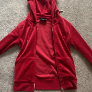 Juicy tröja  - säljer min as coola juicy tröja i färgen röd, helt i nyskick ❤️skriv på dö för fler bilder osv!