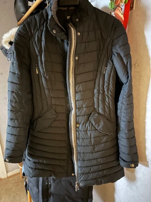 Vinter ridjacka  - Varm och skön lång ridjacka, kan mötas upp i södra Stockholm eller fraktas men då står man för frakten. 