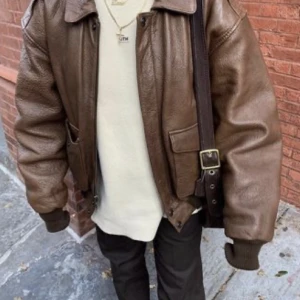 Oversize läderjacka - FINNS KVAR! Brun läderjacka som är nyskick och slutsåld💕 storlek S men större i storlek (första bilden är inte min, de är bara inspo på hur man kan styla den)