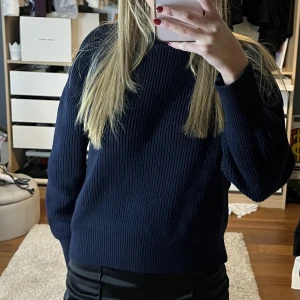 Stickad tröja  - Säljer denna fina stickade tröjan från zara då den ej används längre ❤️ st M men sitter på mig som en S❤️