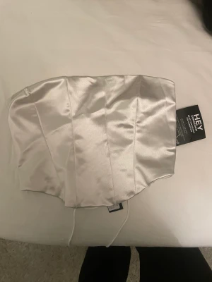 Korsett - Vit korsett från Nelly i storlek M, går att skjustera i ryggen. Aldrig använd🤍