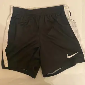 Svarta träningsshorts från Nike, men ett vitt streck på sidan. Endast använda ett fåtal gånger