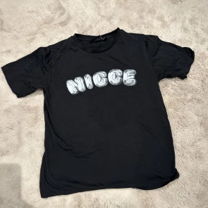 T shirt med tryck på rygg - T shirt med tryck på rygg använd bara 2-3 gånger 