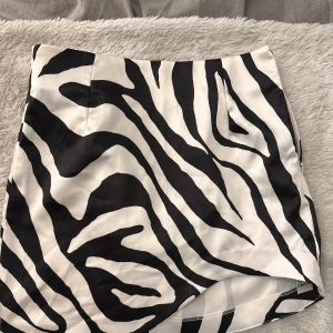Zebra kjol  - Zebra kjol skor snygg till sommaren. Helt oanvänd stolen Xs men passa s också