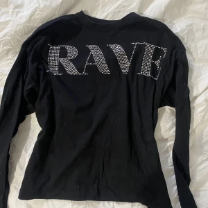 Tröja  - Tröja från märket Stay. Det har lossnat en Sten från tröjan men annars i super fint skick. Skriv vid funderingar eller fler bilder 💗