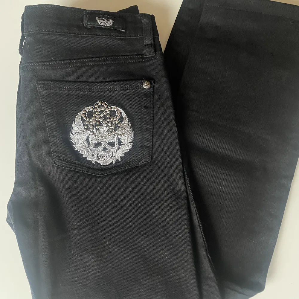 Svarta coola vintage rock and republic jeans!  Midjemått:80cm Innerbensmåttet:72cm Ytterbensmått:95cm Köpare står för frakt💗 Pris kan diskuteras!. Jeans & Byxor.