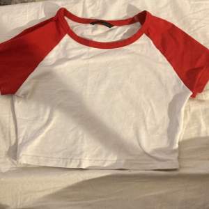 Cropped tröja/t-Shirt med röda kanter storlek M från SHEIN 