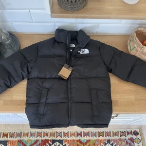 North face jacka  - Svart north face jacka, aldrig använd då fel storlek köptes. Är i storlek M men går lite åt det tightare hållet. Pris kan diskuteras.  