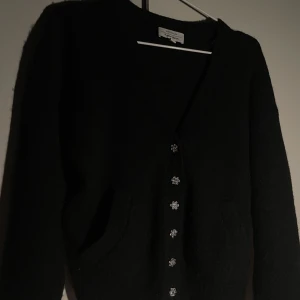 Svart cardigan  - Snygg & Other stories cardigan men har aldrig använt. Köpte den för 70USD