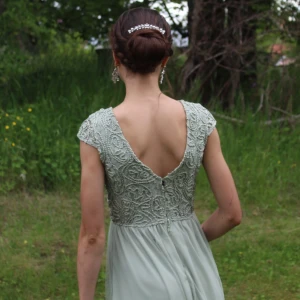 Balklänning - Säljer min systers balklänning i storlek 34, men kan även passa 36. Använd en gång säljer då den ej används mycket fint skick. Köpt på Bubbleroom 2019. Skriv för fler bilder eller mått😁