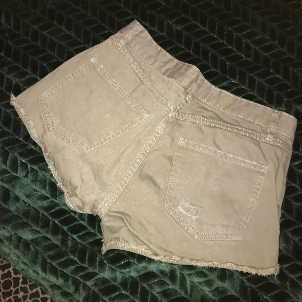 Militärgröna jeansshorts. Använda få gånger. Ca 75 cm omkrets i midjan.. Shorts.