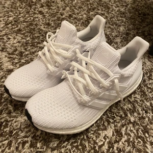 Adidas Ultra Boost Triple White 4.0 - Ett par helt nya adidas ultraboost i strl 42. Skorna är helt nya och är helt orörda. Jag har prövat dom 1 gång, för att sedan stoppa tbks dom i kartongen eftersom de var för små. Köpt hos restocks för 2040 kr (ca 1-2 mån sedan)  Vill bara bli av med dom. 