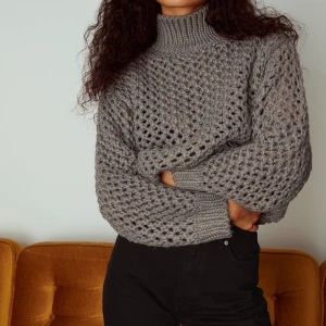 Stickad tröja från NA-KD - Grå storstickad tröja i storlek small/medium. Helt oanvänd med prislappen kvar. Orginalpris: 549kr