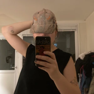 00tals kepa - Extremt snygg keps som nu behöver ett annat hem pga flytt. Beige med grå flames❤️‍🔥