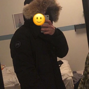Canada goose  - Säljer min lillebrors wyndham parka heritage jacka som är köpt på canada goose hemsida.  Jackan är i storlek L/G  Nypris: 14900kr Vårat pris: 7000 kr ( pris sänks för dom som är i behov utav  en bra jacka till vinter men som ej har råd)  för mer bilder och info skriv till mig privat.<3