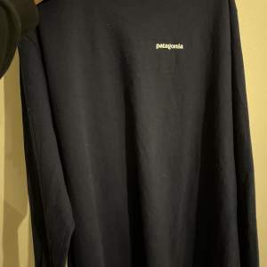 Skön stor och fet patagonia tröja, mörklbå med tryck på ryggen. Den är storlek L men sitter som XL oversized. Använd 1 gång, säljer för att den är för stor. (Kan även frakta tröjan)!!