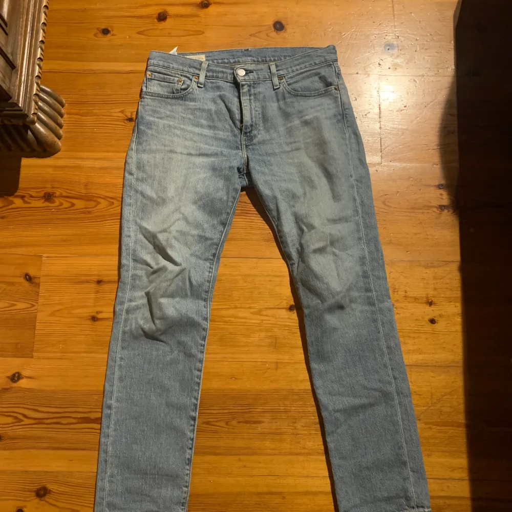 Säljer min pojkväns Levis jeans på grund av att han fick köpa nya i större storlek, de har blivit för små tyvärr. Annars är den felfri, inga hål eller så, använd bara ibland och därför ser den ut som ny. 🥰 Lite ”bagy” stil, skisnygga. Modellen 511.  Kan både fraktas och mötas upp☺️. Jeans & Byxor.
