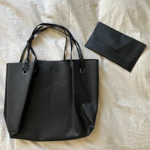 Väskor - ⚡️1 väska & 1 plånbok/innerväska⚡️ Från: Okänt⚡️ Orginalpris: ca 400kr⚡️ Nytt pris: 100kr+frakt⚡️ Inga skador eller fläckar✨⚡️ Kommer ifrån rök och djurfritt hem⚡️ Nästan aldrig använd⚡️