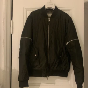 J.Lindeberg bomberjacka - Säljer bomberjacka, storlek L. Gott skick, ett litet hål nära drag kedjan på högra armen. 