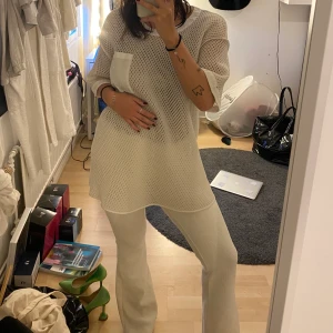 MOTEL ROCKS byxor  - Säljer nu mina älskade vita ribbade byxor från Motel Rocks. Jag har använt de lite till och från så dom är i fint skick, perfekt till att bara ha på sig hemma men också till vardags med en fin blazer nu till hösten😍💕