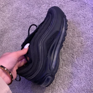 Nike  - Säljer mina Air Max 97s svarta från footlocker, köpt 2019 säljer pågrund av att dom inte kommer till användning längre. Jätte sköna skor och fina. Köpte för 1800kr säljer för 300kr, pris kan diskuteras