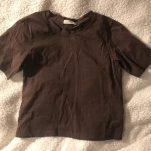 Brun t-shirt från Lindex i stl xs. Inga defekter alls, inte mycket använd då jag föredrar oversized kläder☺️. Den är alltså en ganska ”liten” tröja. Köparen står för frakten!!💕Bara att höra av sig vid frågor eller köp. 