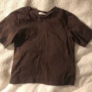 T-shirt brun stl XS - Brun t-shirt från Lindex i stl xs. Inga defekter alls, inte mycket använd då jag föredrar oversized kläder☺️. Den är alltså en ganska ”liten” tröja. Köparen står för frakten!!💕Bara att höra av sig vid frågor eller köp. 