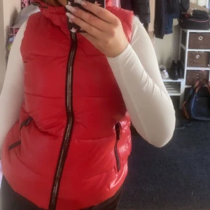 Väst  - Säljer min röda väst den är så röd som första bilden dom andra bilderna togs efter min kamera gick sönder säljer den för att använder den inte helt nu