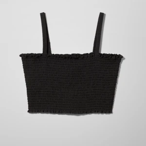 Svart linne - Ett snyggt SVART linne från WEEKDAY. Storlek XS men skulle passa som en S också🖤 Använd 1-3 gånger. (Andra bilden visar bara hur den ser ut på, den är inte vit)