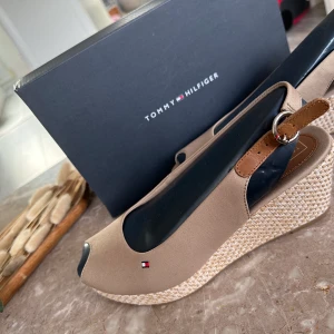 Tommy hilfiger sandaler - Aldrig använda, glömt att jag ens hade köpt dem, har likadana fast i marinblåa jätte sköna att gå i på sommaren. 