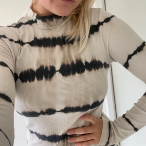 Weekday polo - Häftig polo tröja från Weekday. Mycket bra skick trots använt. SISTA KÖP DAG 6/11!! 