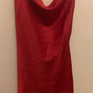 En klänning  - Hej! Säljer denna fina klänning . Knappt använd och är i jätte fint skick. Tveka inte att höra av dig om frågor osv. (Den passar även Stl M)