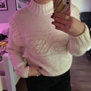 Stickad tröja  - Säljer denna fina tröja från Kappahl då den tyvärr aldrig kommer till användning, mjuk, varm och skön, jättebra att ha nu när det är kyligt ute. Jag själv tycker inte att den sticks. Stl S passar även M. Köparen står för frakten😊