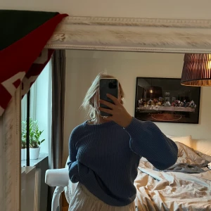 Blå stickad tröja - Använd men i superfint skick! 150kr + frakt 🤍