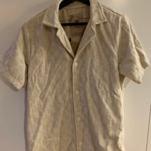 OAS beige mönstrad cuba skjorta - Mjuk mönstrad cuba skjorta. Oanvänd storlek S, lite lång 