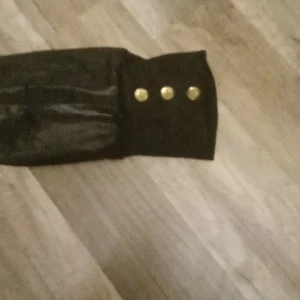 Byxor - Det är knapar öängst ner på byxorna och fickor bak och lite längre ner fram