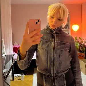 Jeansjacka  - Skitsnygg tajt jeansjacka från ”gamla” bikbok. Skulle säga att de är en s/m då den sitter ganska tajt på mig som är en m.