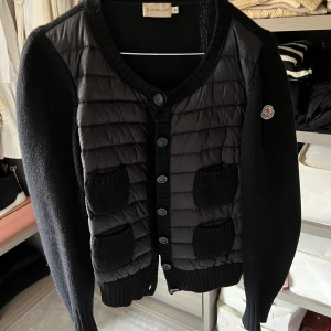 Moncler kofta/jacka - Fin moncler kofta men dun parti i mitten.  Storlek M. 