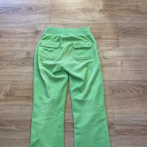 Juicy Couture  - Säljer mina gröna juciy byxor. Har använts några gånger men tvättas såklart innan postningen. Ny pris: 1000kr!