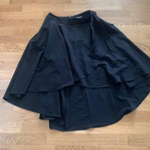 Svart kjol med fin a crepe tyg, svart. Köpt i USA, aldrig använt. 