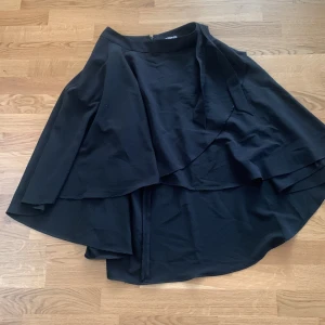 Kjol till fest  - Svart kjol med fin a crepe tyg, svart. Köpt i USA, aldrig använt. 