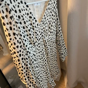 Klänning 🤍 - Klänning från mango som är köpt i somras och endast använd tre gånger 💕liten i storleken 