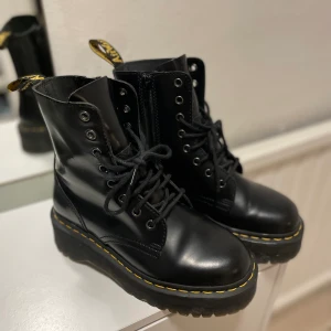 Supersnygga Dr. Martens!⚡️ - Säljer nu mina snygga Dr. Martens då dom inte kommer till användning längre. Använda fåtal gånger (som nya). Nypris 2500kr! Storlek 37. 