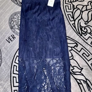 Spetskjol - Helt ny marinblå spetskjol med slits där bak