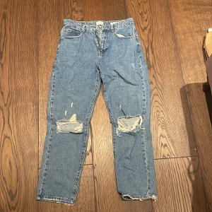 Mom Jeans - Mom jeans från Cotton On med slitningar på knäna, storlek 40. 100kr+frakt 