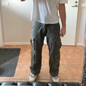 Baggy cargos  - Säljer mina skit snygga cargos som tyvärr inte använda längre pga att jag bytt stil. Storleken står som ”M” men jag skulle säga att de passar som 32/33, jag är 187 och väger 81 och dom passar mig galant  Möts gärna upp i Göteborg men kan också frakta❤️